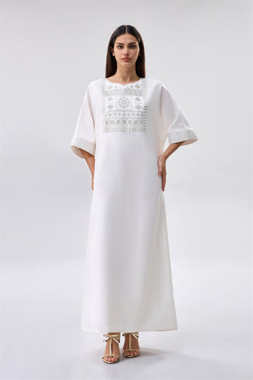 فستان طويل بتطريز تراثي أنيق