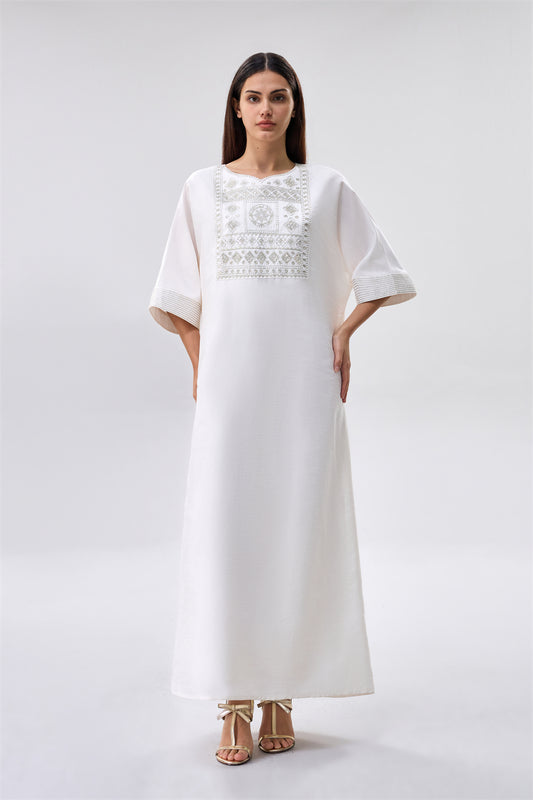 فستان طويل بتطريز تراثي أنيق