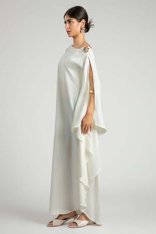 فستان طويل بتفصيل وشاح منسدل على الكتف