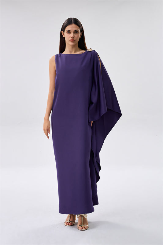 فستان طويل بتفصيل وشاح منسدل على الكتف