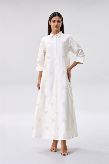 فستان طويل بياقة قميص وتطريز ناعم