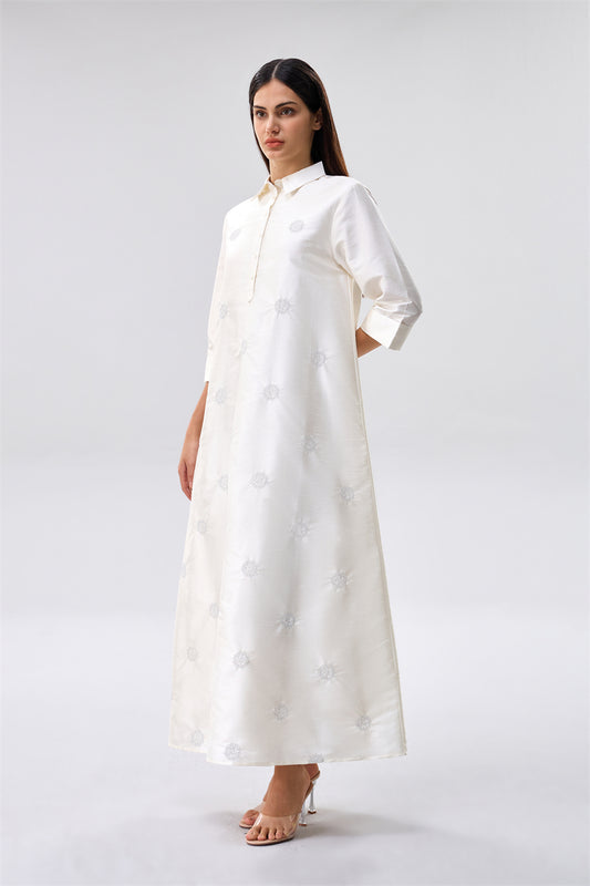 فستان طويل بياقة قميص وتطريز ناعم